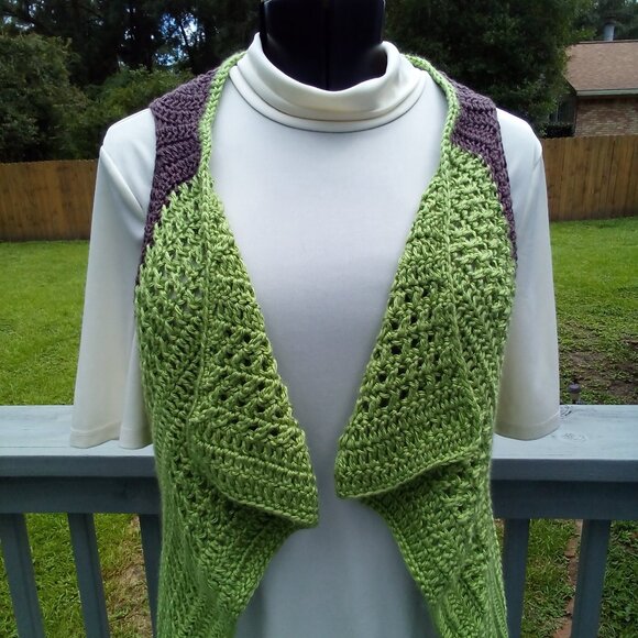 Handed Crafted Rectangle Vest, Color Green and Brown, Size Medium. - Picture 5 of 5